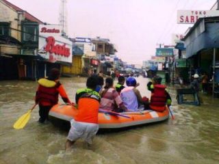 Tim DERM ACT dan Masyarakat Relawan Indonesia melakukan evakuasi korban banjir subang, sabtu 18/1 (Foto: ACT) 