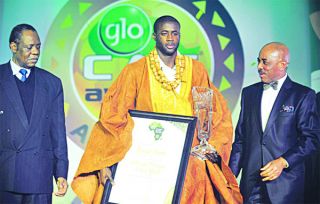 Yaya Toure, ketika menerima penghargaan sebagai pemain terbaik Afrika 2011. (Foto: sunnewsonline.com)
