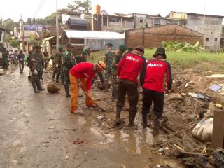 Aksi bersih-bersi pasca banjir oleh Relawan PKPU, , anggota TNI dari Brigif Linud 17 Kostrad dan masyarakat di Cililitan Kecil, Ahad (9/2) - Foto: pkpu