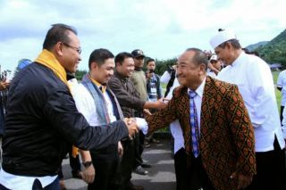 Presiden PKS Anis Matta dan rombongan saat tiba di Bandara Udara H Hasan Aroeboesman Ende, Sabtu (15/2) - Foto: pkspiyungan