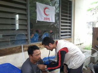 Relawan BSMI melakukan pemeriksaan kesehatan korban erupsi gunung kelud - Foto: BSMI