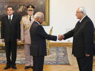 Hazim Bablawi saat dilantik. (aljazeera.net)