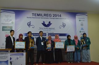 Para Pemenang di Ajang Islamic Economics Forum (foto: SEBI)