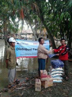 Pembagian Family Kits Bagi Korban Banjir di Tangerang. kerjasama PKPU dengan Jamkrindo, Senin (3/2) (Foto: pkpu)