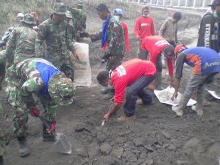 Tim  Indonesia Peduli PKPU Malang melakukan aksi kerja bakti bersama dengan TNI AD di desa Selorojo, Kecamatan  Ngantang. hari Kamis (20/02) - Foto: PKPU