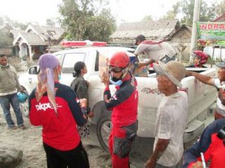 Relawan PKPU mulai mendistribusaikan bantuan untuk 3 kabupaten terdampak erupsi gunung kelud, Senin (17/2) - Foto: PKPU