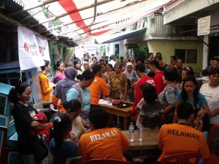 Relawan RZ sedang melakukan pelayanan kesehatan kepada korban banjir. (foto: rz)