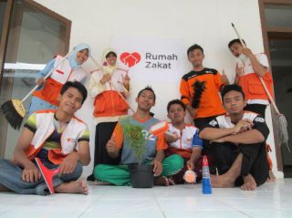 Relawan 'Masjidku Bersih dan Hijau' RZ