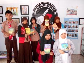 Siswa binaan FAM Indonesia memperlihatkan sejumlah buku terbitan FAM Publishing, Divisi Penerbitan FAM Indonesia. (Foto: IST.)