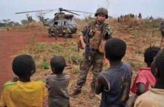 Anak-anak Afrika Tengah bersama personil pasukan penjaga perdamaian (rassd)
