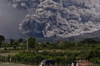 Awan panas gunung Sinabung (Foto: harianandalas.com)