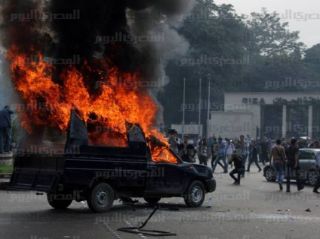 Aksi bakar mobil polisi yang sedang marak di Mesir (almasryalyoum.com)