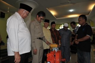 Gubernur Irwan Prayitno saat mendistribusikan Zakat berupa bantuan mesin kompresor - Foto: humas