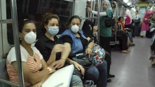 Warga Mesir menggunakan masker di metro subway menghindari terjangkit flu babi yang sedang menyebar di Mesir (aljazirahonline.com)