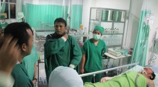 Gubernur Sumatera Utara H Gatot Pujo Nugroho saat mengunjungi korban sinabung, Ahad (2/2) - Foto: detik.com