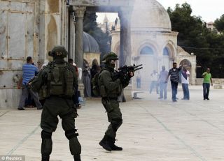 Bentrokan antara tentara Israel dengan warga palestin di komplek masjid al-aqsha - ilustrasi  (Foto: dailymail.co.uk)
