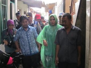 istri Walikota Semarang ibu Krisseptiana dan segenap pengurus PKK blusukan meninjau korban banjir, Rabu (29/1) - Foto: pkpu