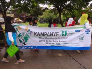 Kampanye 3R (Reduce, Reuse, dan Recycle) di RW 10, Kelurahan Medan Satria, Bekasi - Foto: PKPU