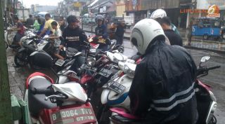 Warga Kampung Pulo mulai mengevakuasi motor ke bahu jalan dan trotoar jalan Jatinegara Barat, Sabtu (22/2) - Foto: liputan6.com