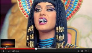 Katy Perry menggigit lafaz Allah - Foto: ROL