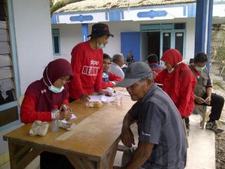 Tim Kesehatan PKPU memberikan layanan kesehatan kepada warga korban erupsi Gunung Kelud, Selasa (18/2) - Foto: PKPU
