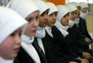Pelajar Muslimah Inggris - Ilustrasi (foto: nasiriaelc.com)