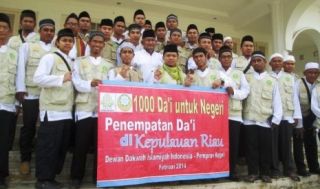 Dai Dewan Dakwah Islamiyah Indonesia (DDII) usai di lepas Gubernur Kepri, Ahad (16/2) - Foto: rol