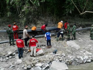 Relawan PKPU bersama Kopasus dan PDAM memperbaiki pusat mata air gunung kelud, Jumat(21/2) - Foto: PKPU