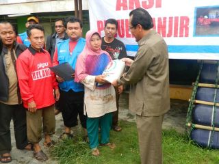 Distribusi bantuan diserahkan oleh Mentan Suswono disaksikan Relawan PKPU - Foto: PKPU Semarang
