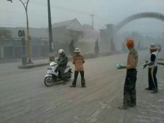 Kader PKS Jawa Tengah membagikan Ribuan masker Gratis kepada pengguna jalan, Jumat (14/2) - Foto: humas