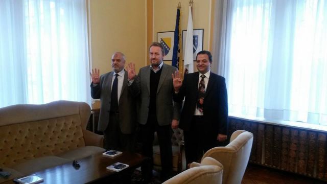 Presiden Bakir Izetbegović tampak menunjukkan simbol R4BIA bersama Walid Syarabi dari Mesir (twsela)