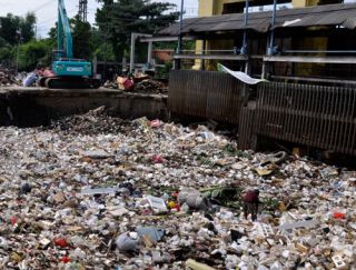 Tumpukan sampah di pintu air Manggarai, Jakarta - Foto: poskotanews.com