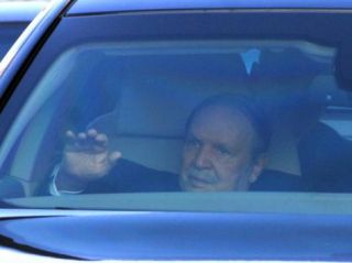 Abdelaziz Bouteflika kembali muncul saat mendaftarkan dirinya dalam pilpres April mendatang (aljazeera)