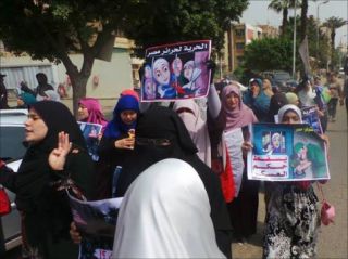 Aksi solidaritas untuk aktivis perempuan penentang kudeta yang ditangkap aparat sejak Juli 2013 (aljazeera)