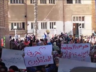 Aksi unjuk rasa para mahasiswa yang menentang kudeta militer (aljazeera)