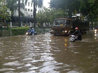 Banjir setinggi 50 cm di depan Masjid Astra Sunter, Jakarta Barat - Foto: TMP Polda Metro Jaya