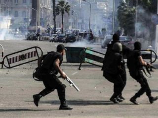 Aparat keamanan dengan represif membubarkan demonstrasi di Universitas Cairo (aljazeera)