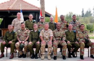 Foto bersama delegasi militer Mesir-Israel yang diklaim sebagai foto lama (rassd)