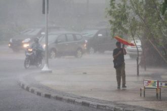 Hujan lebat disertai angin kencang (ilustrasi) - Foto: depoklik.com