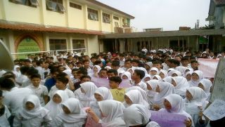 Siswa MAN I Bogor melakukan protes, Rabu (5/3) - Foto: okezone.com