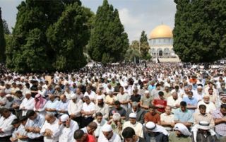 Shalat Jumat di Mesjid Al-Aqsa (paltimes)