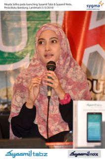 Meyda Sefira, Brand Ambassador Syamil Quran saat peluncuran Syamil Tabz dan Syamil Note, Sabtu (1/3) - Foto: Fery