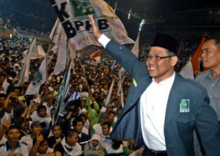 Ketua Umum DPP Partai Kebangkitan Bangsa (PKB), Muhaimin Iskandar melambaikan tangan kepada pendukungnya saat kampanye terbuka di Istora Senayan, Jakarta - Foto: tempo.co