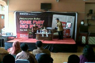 Wali Kota Depok, Nurmahmudi Ismail dalam peluncuran bukunya One Day No Rice (ODNR) di Islamic Book Fair, Sabtu (8/3) - Foto: okezone.com