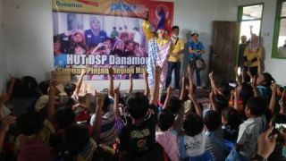 Tim DSP dan Relawan PKPU berbagi keceriaan dengan anak-anak korban erupsi Kelud - Foto: PKPU