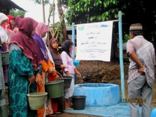 PKPU dan Human Apple International (HAI) Uni Emirat Arab membangun sarana water sanitation di desa Pesarean, Kecamatan Cibunghulang, Bogor - Foto: PKPU