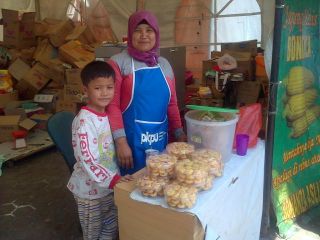 Ny Mulyati, salah seorang pengungsi Sinabung yang berjualan kue di Masjid Agung Kabanjahe - Foto: PKPU