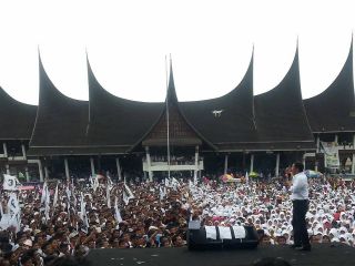 Lima Puluh Ribu Massa menghadiri kampanye terbuka PKS di Lapangan Imam Bonjol, Padang. Selasa (25/6/2014). (Foto: ist)