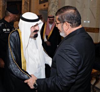 Presiden Mursi saat berkunjung ke Saudi (akhbaar24.com)
