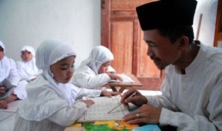 Seorang guru sedang mengajar mengaji di Rumah Tahfizh Quran (ilustrasi) - Foto: Republika.co.id